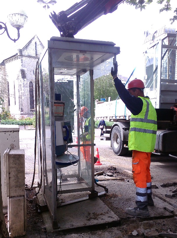 Demontage des cabines téléphoniques sur Tours